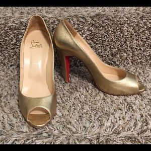 Christian Louboutin Yokamia 100M Laminato Gold Leather Peep Toe Pump - Sz 41 GUC